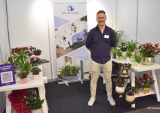 Thomas Ris van Van der Voort stond er met hun Spathiphyllum uit eigen veredeling en daarbij een breed assortiment van Azalea's die door Van der Voort of worden geteeld, om vervolgens onder de vlag van Decorum verhandeld te worden.